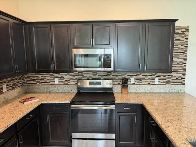 7401 NW Farnsworth Circle NW, Port St. Lucie, FL 34987