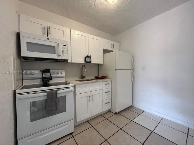 3024 NW 2nd St, Pompano Beach, FL 33069