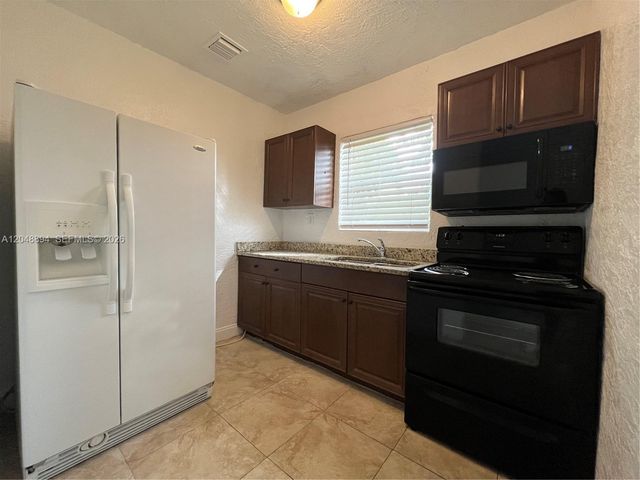 3024 NW 2nd St, Pompano Beach, FL 33069