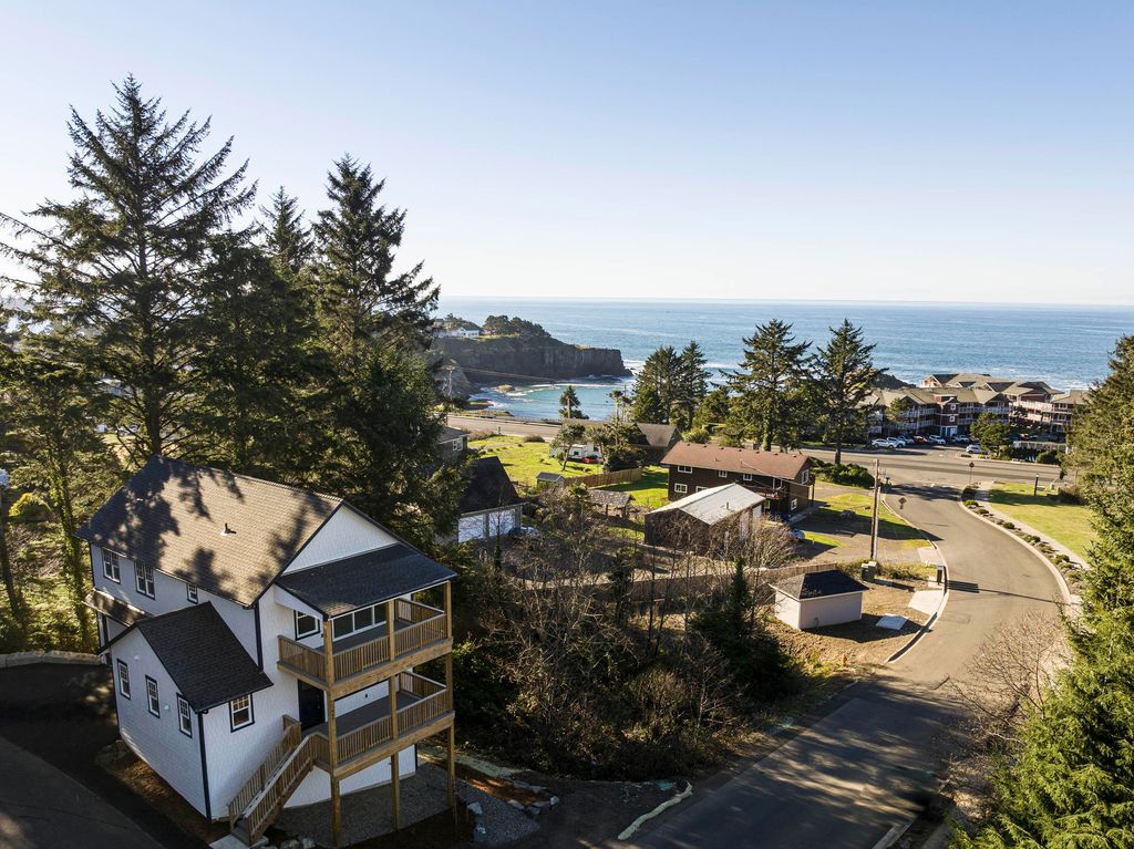 640 NE Lillian Lane, Depoe Bay, OR 97341
