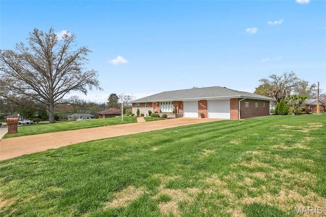 839 Meadow Acres Lane, Mehlville, MO 63125