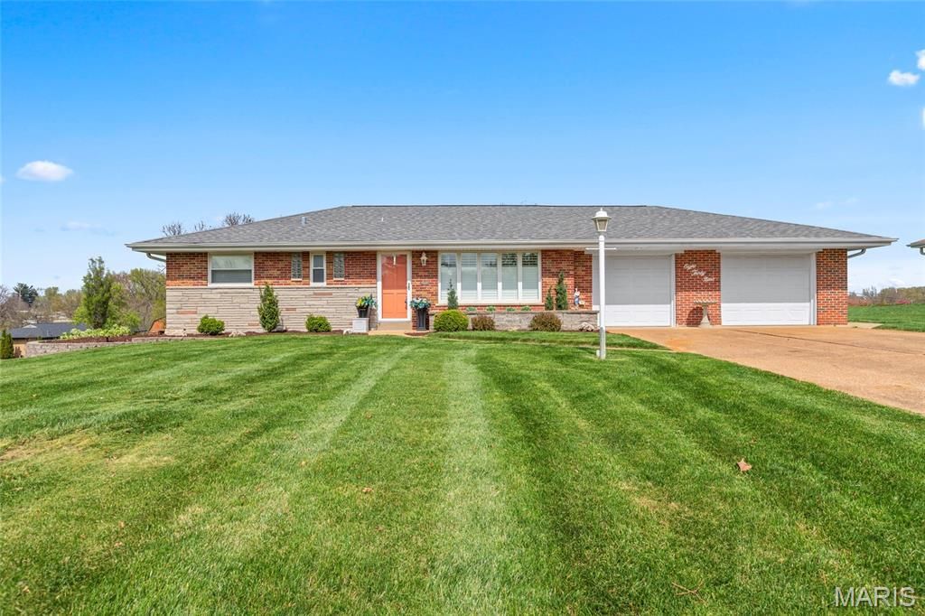 839 Meadow Acres Lane, Mehlville, MO 63125