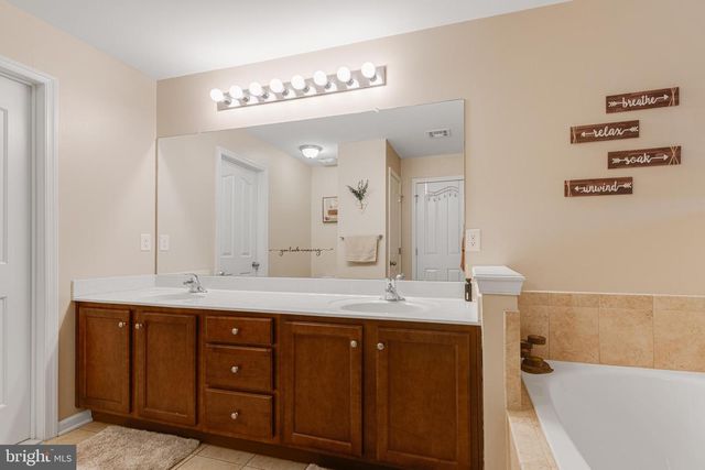 46 CREEKSIDE WAY, Burlington, NJ 08016