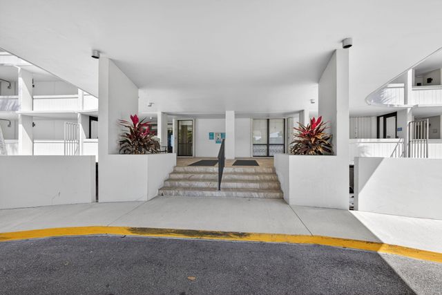 134 Lakeshore Drive T14, North Palm Beach, FL 33408