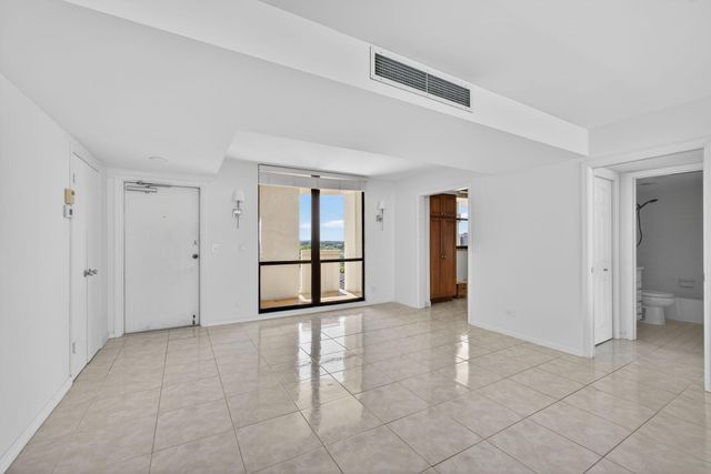 134 Lakeshore Drive T14, North Palm Beach, FL 33408