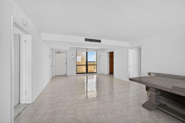 134 Lakeshore Drive T14, North Palm Beach, FL 33408