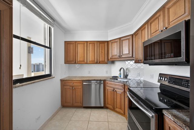 134 Lakeshore Drive T14, North Palm Beach, FL 33408