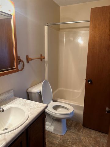 937 E 15th Street N, Newton, IA 50208