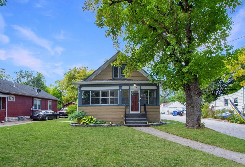 1213 14th Street S, Fargo, ND 58103