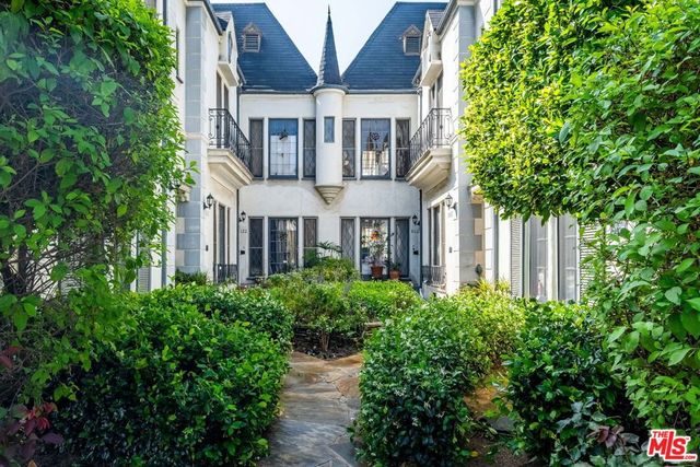 8016 Selma Avenue, Los Angeles, CA 90046