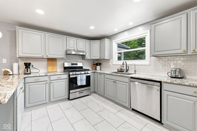 651 Spring Hills Drive, Zionsville, IN 46077