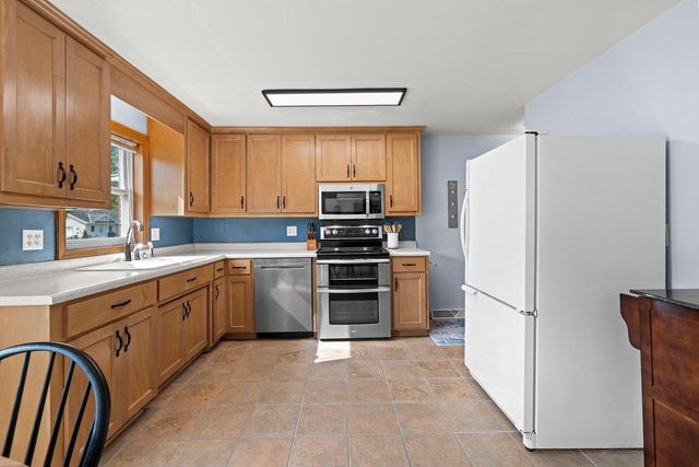 906 BLUEBIRD STREET, De Pere, WI 54115