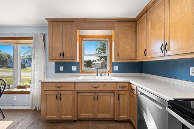 906 BLUEBIRD STREET, De Pere, WI 54115