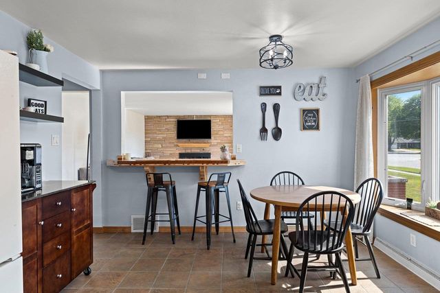 906 BLUEBIRD STREET, De Pere, WI 54115