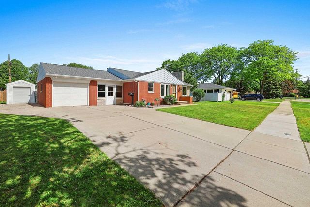 906 BLUEBIRD STREET, De Pere, WI 54115