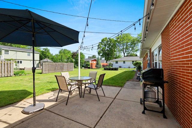 906 BLUEBIRD STREET, De Pere, WI 54115