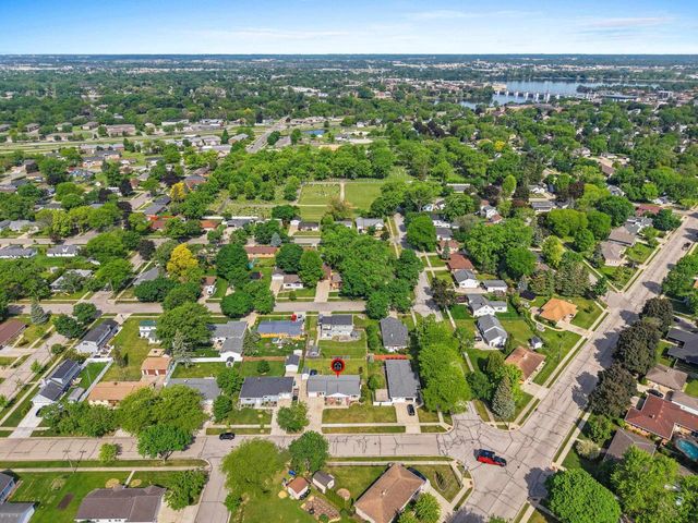 906 BLUEBIRD STREET, De Pere, WI 54115