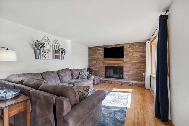 906 BLUEBIRD STREET, De Pere, WI 54115