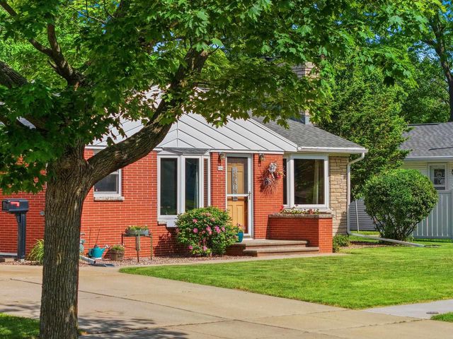 906 BLUEBIRD STREET, De Pere, WI 54115