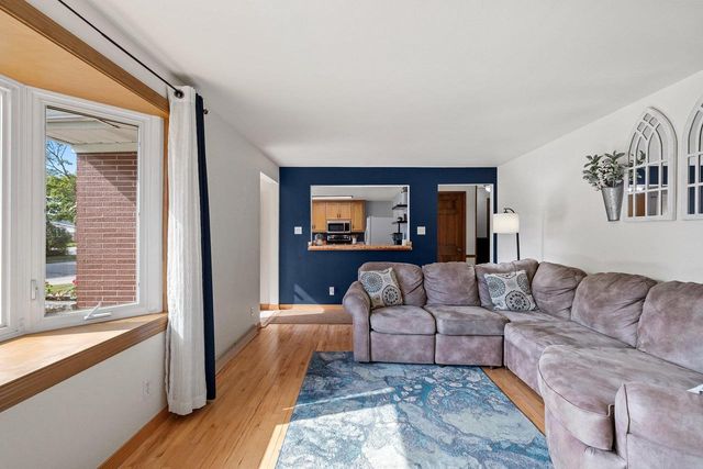 906 BLUEBIRD STREET, De Pere, WI 54115