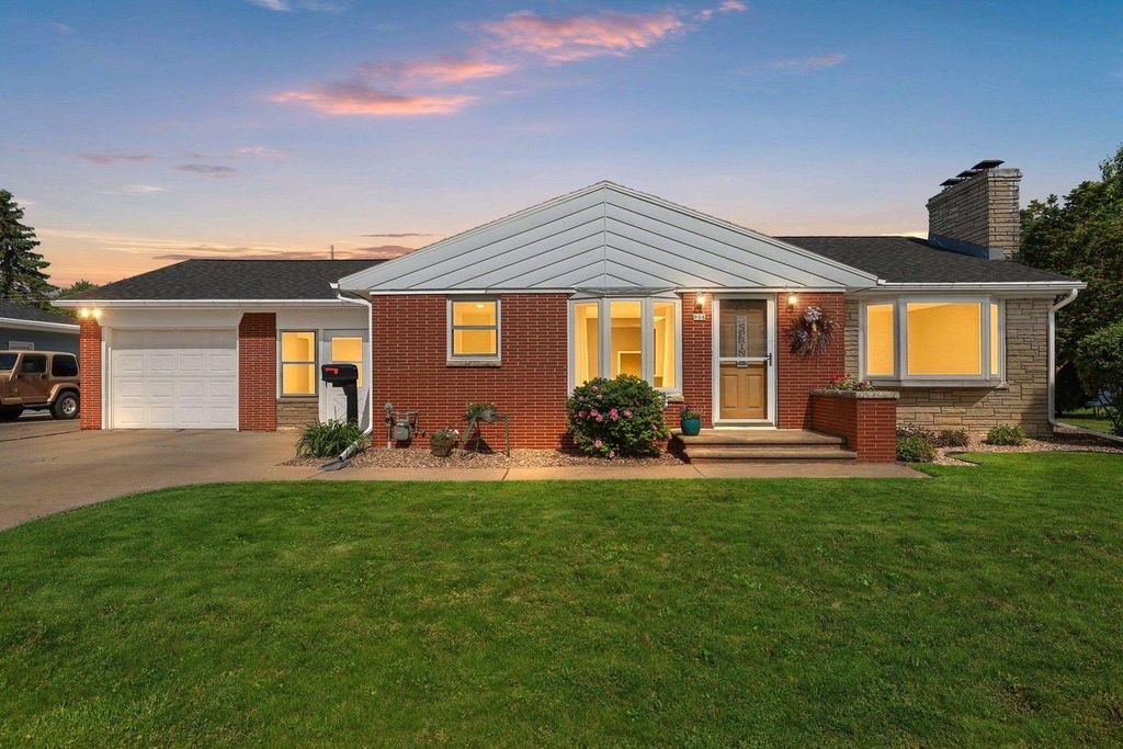 906 BLUEBIRD STREET, De Pere, WI 54115