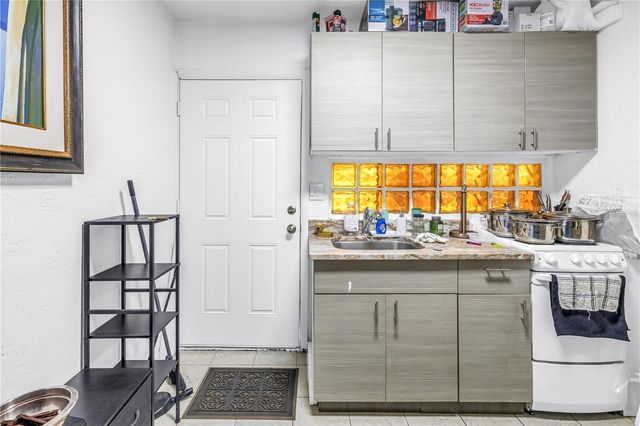 110 NE MONROE CIRCLE N 1, St Petersburg, FL 33702