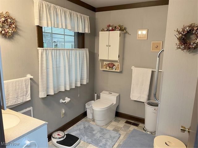 411 E Mohawk Drive, Malvern, OH 44644