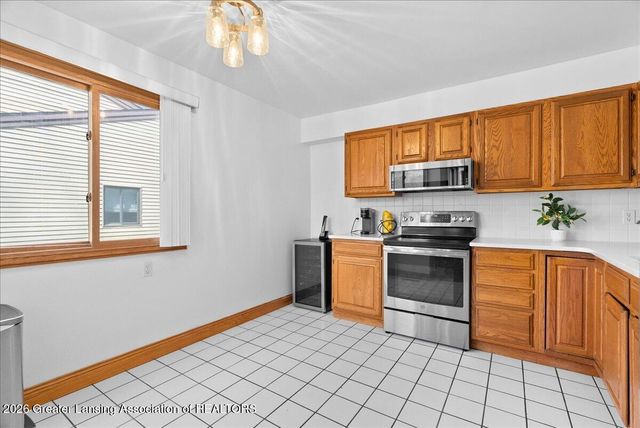 2022 E Provincial House Drive, Lansing, MI 48910