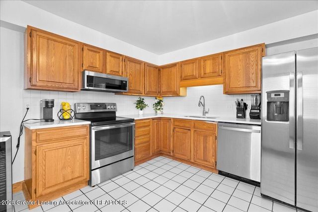 2022 E Provincial House Drive, Lansing, MI 48910