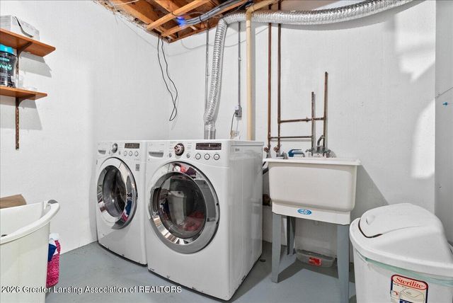 2022 E Provincial House Drive, Lansing, MI 48910