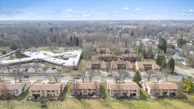 2022 E Provincial House Drive, Lansing, MI 48910