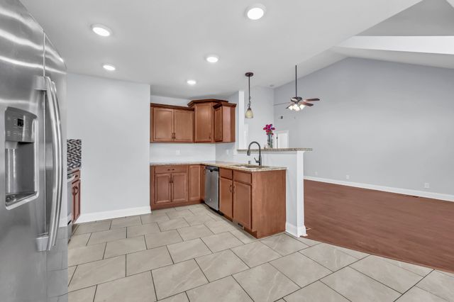 208 Azalea Dr, Oak Grove, KY 42262