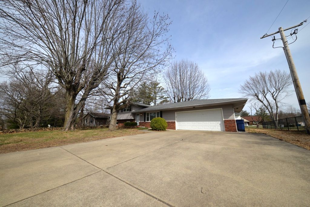 Image 11 of property listing at 412 N 42nd Street, Mt Vernon, IL 62864