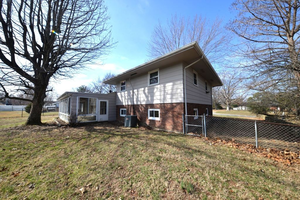 Image 5 of property listing at 412 N 42nd Street, Mt Vernon, IL 62864