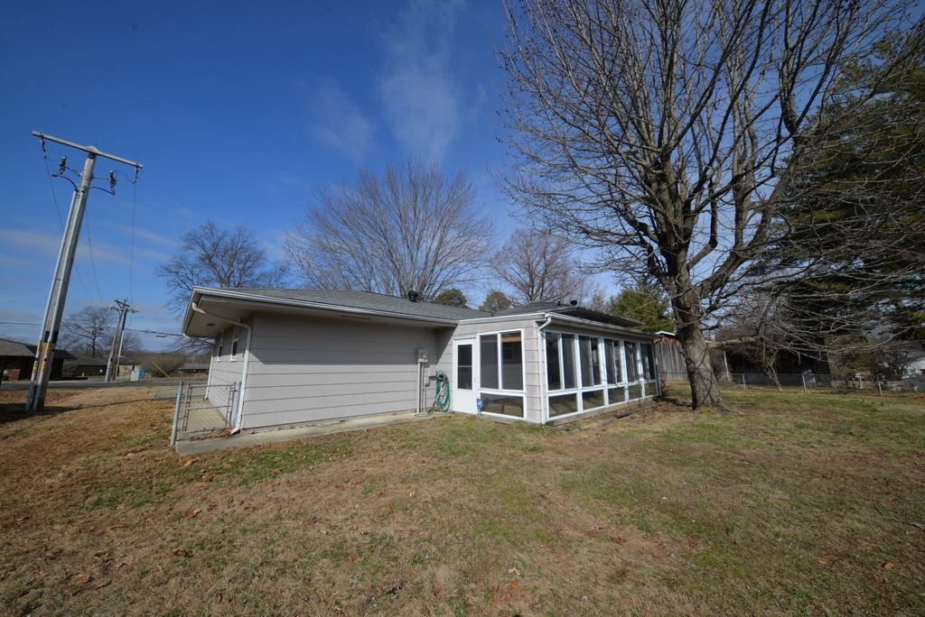 Image 9 of property listing at 412 N 42nd Street, Mt Vernon, IL 62864