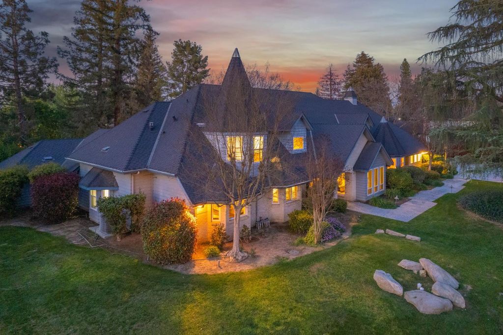 Image 6 of property listing at 2649 Heritage Avenue, Clovis, CA 93619