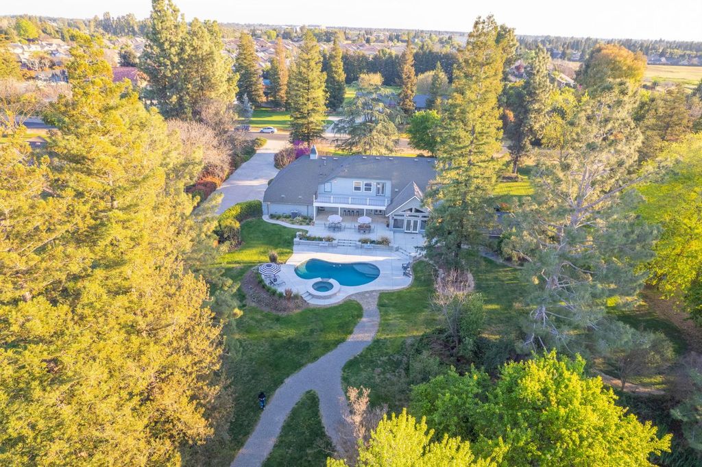 Image 91 of property listing at 2649 Heritage Avenue, Clovis, CA 93619