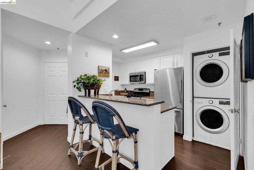 180 Caldecott Ln 314, Oakland, CA 94618