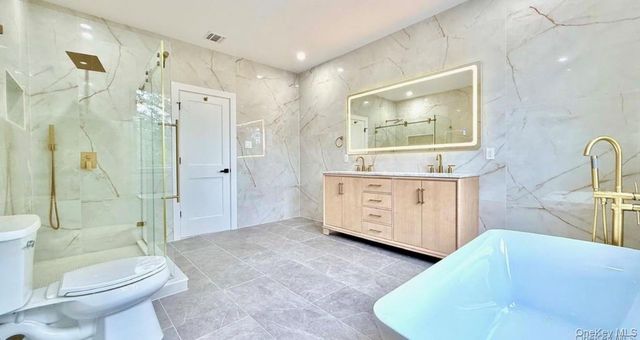 29 Raspberry Lane, Levittown, NY 11756