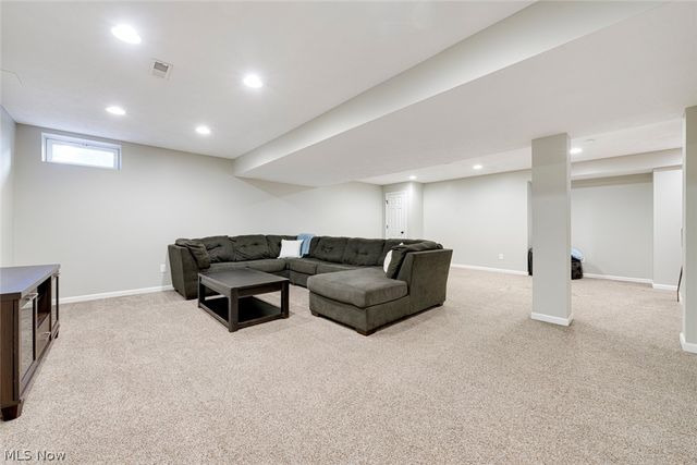 720 Jockeys Circle, Avon Lake, OH 44012