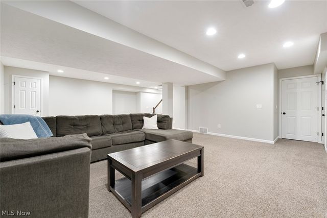 720 Jockeys Circle, Avon Lake, OH 44012