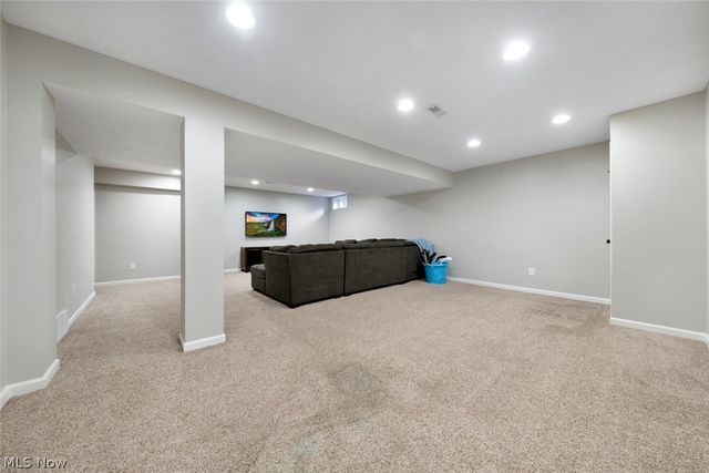 720 Jockeys Circle, Avon Lake, OH 44012