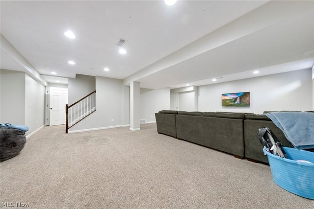 720 Jockeys Circle, Avon Lake, OH 44012