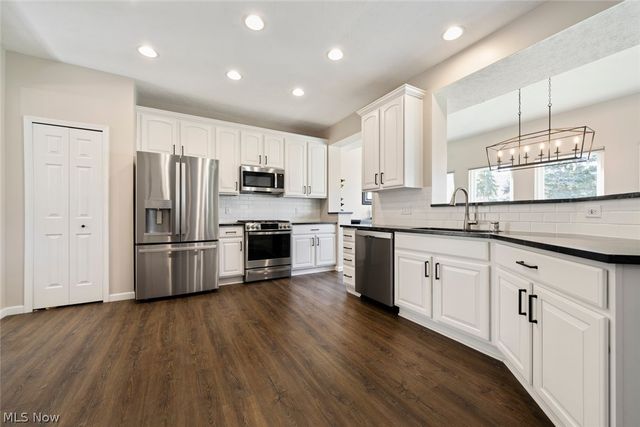 720 Jockeys Circle, Avon Lake, OH 44012