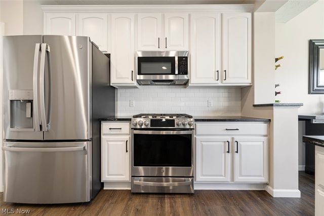 720 Jockeys Circle, Avon Lake, OH 44012