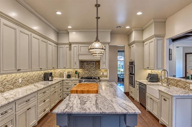 8825 Legacy Crossing Road, Oklahoma City, OK 73169