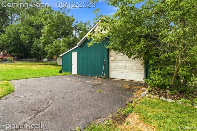 4860 Lakeview Avenue, West Bloomfield, MI 48324
