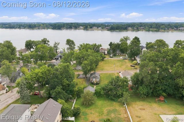 4860 Lakeview Avenue, West Bloomfield, MI 48324