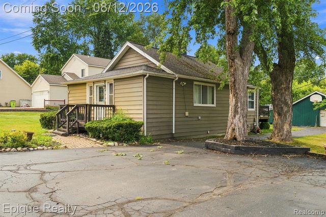 4860 Lakeview Avenue, West Bloomfield, MI 48324