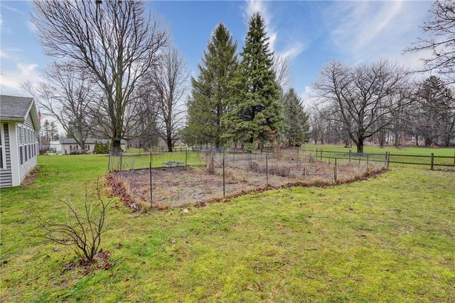 27 Richmond Avenue, Bergen, NY 14416